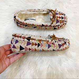 Minnetonka 44355W Cream & Kaleidoscope Lodge Trapper Faux Fur Lined Moccasins 6W